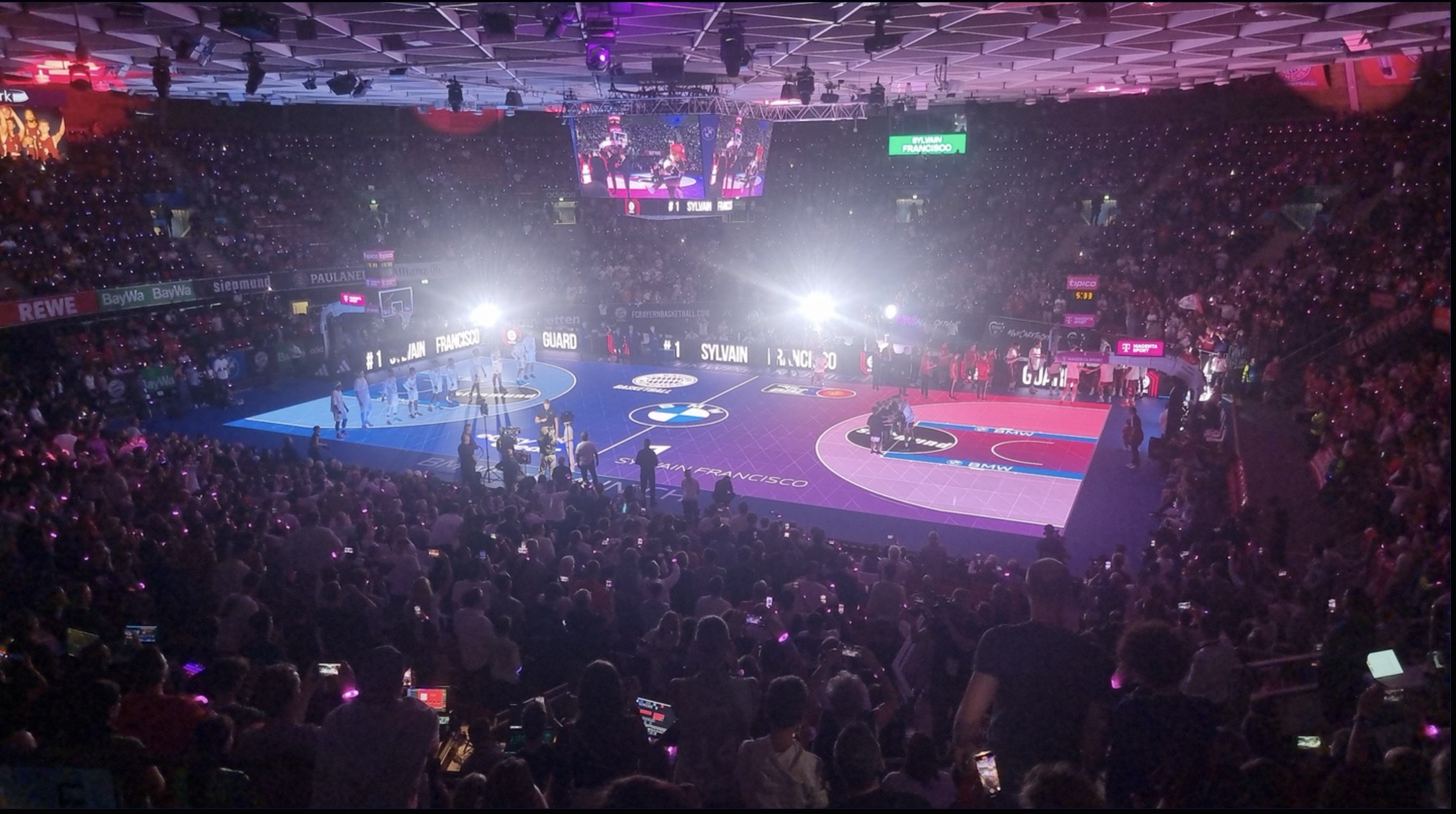 Original-Aufnahme aus dem BMW Park: der LED-Glassfloor live beim FC Bayern Basketball, volle Halle